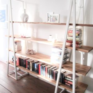 De boekenkast 'Endless legs' is ook goed te gebruiken als scheidingswand. Ontwerp van Edwin de Kuiper van studio STIJLAPART.