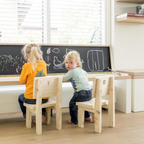 De bank die over de radiator geschoven kan worden, kan gelijk als tafel worden gebruikt door de kinderen.